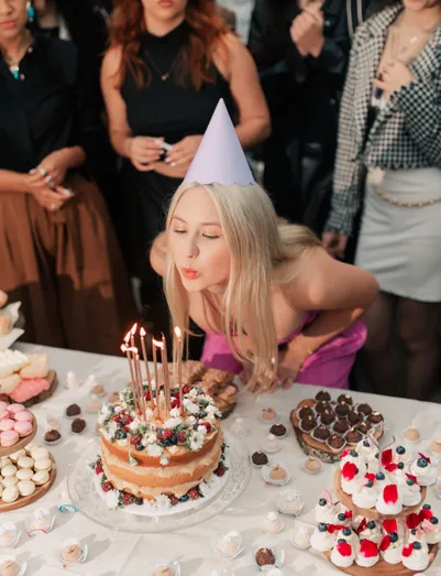 Ragazza che spegne le candeline