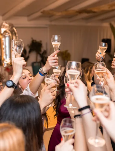 Brindisi di gruppo a una festa