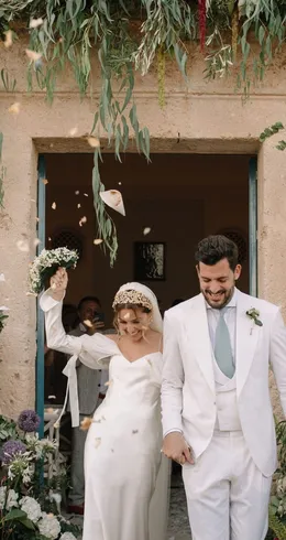 Sposi che escono tra i coriandoli