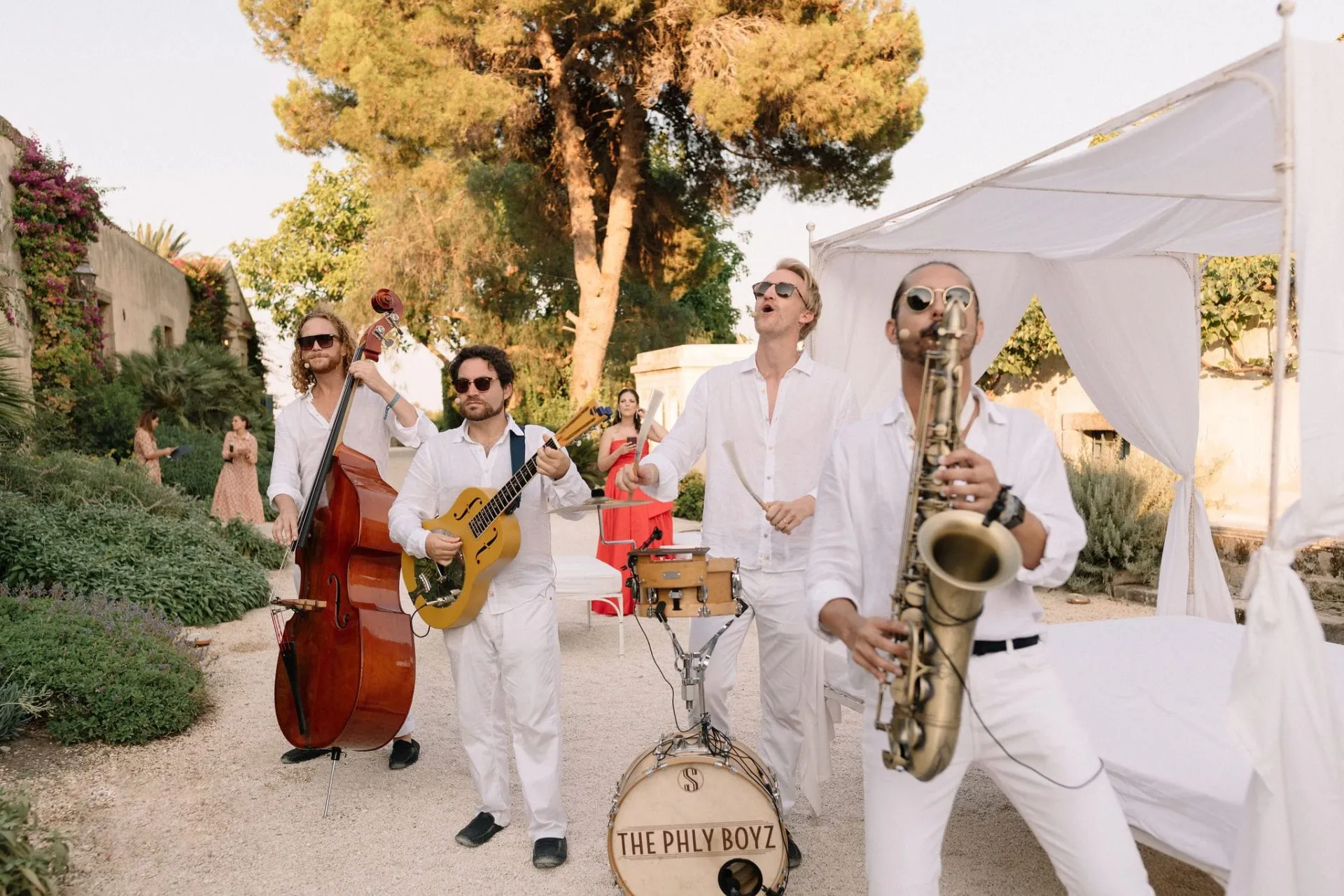 Band dal vivo che suona a un evento in una location all'aperto