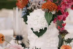 Composizione floreale su tavola