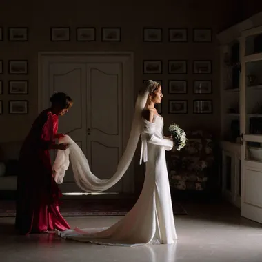 Sposa con velo lungo prima della cerimonia