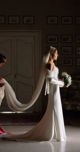 Sposa con velo lungo prima della cerimonia