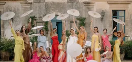 Gruppo di invitate con parasoli