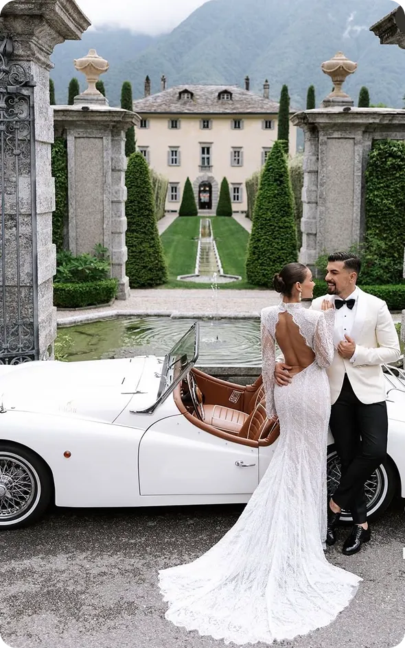 Sposi con auto d'epoca davanti a una villa storica