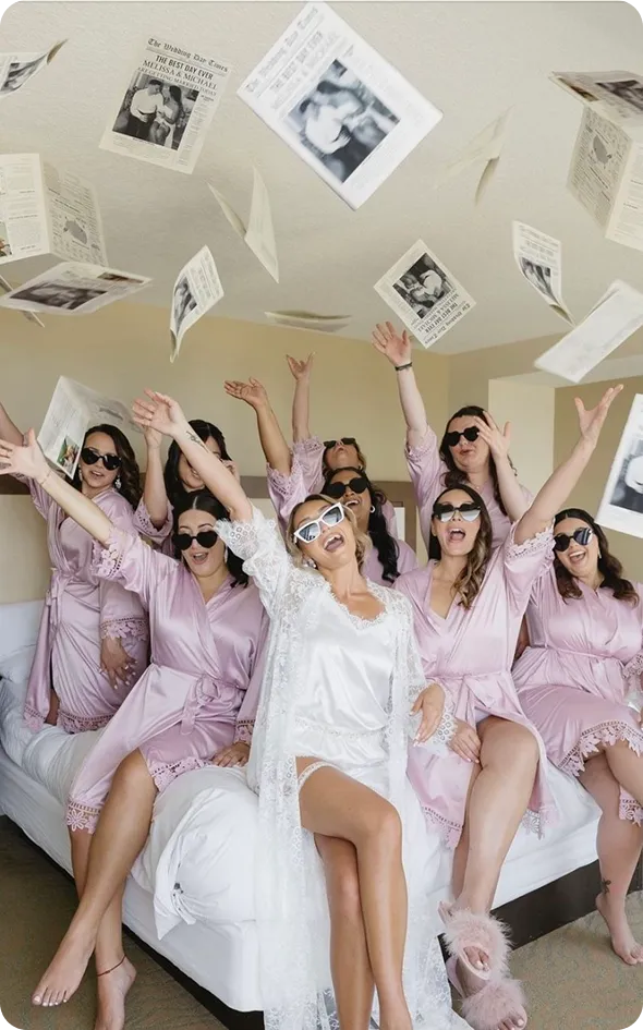 Sposa e damigelle che festeggiano in vestaglia
