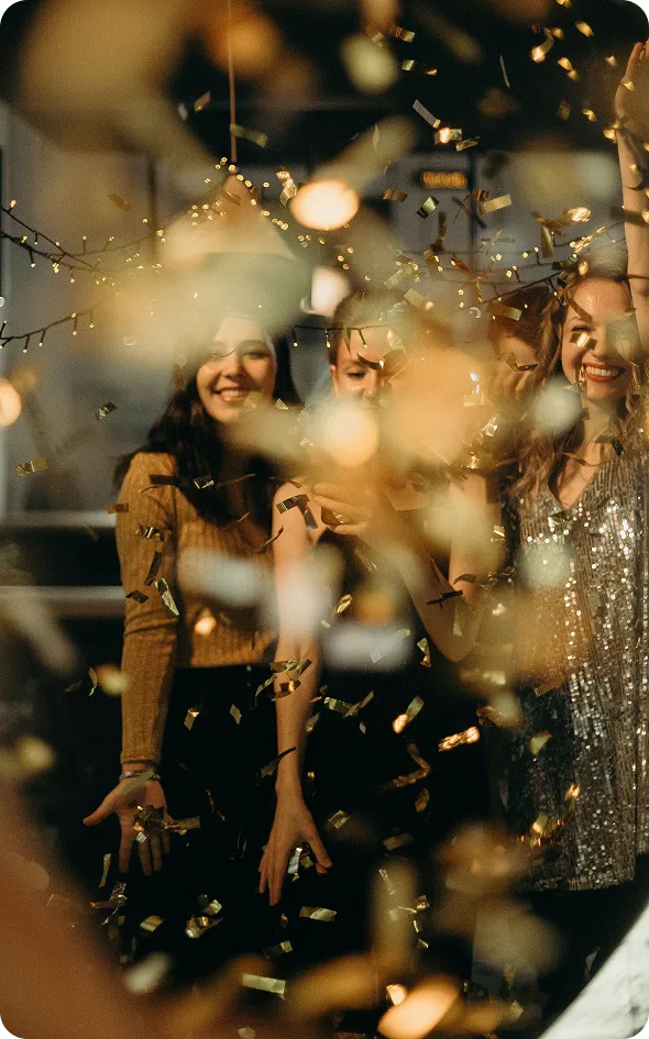 Amiche che festeggiano tra coriandoli dorati
