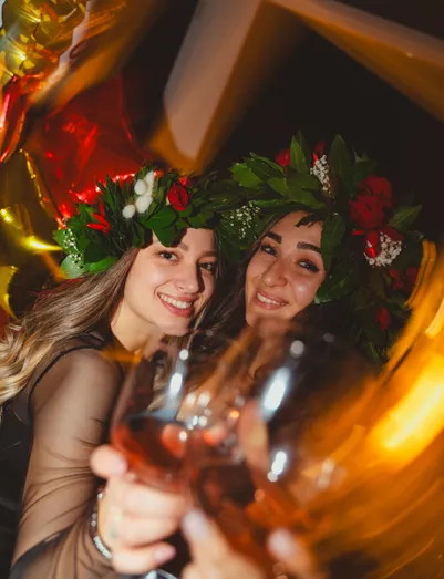 Due ragazze con corone d'alloro